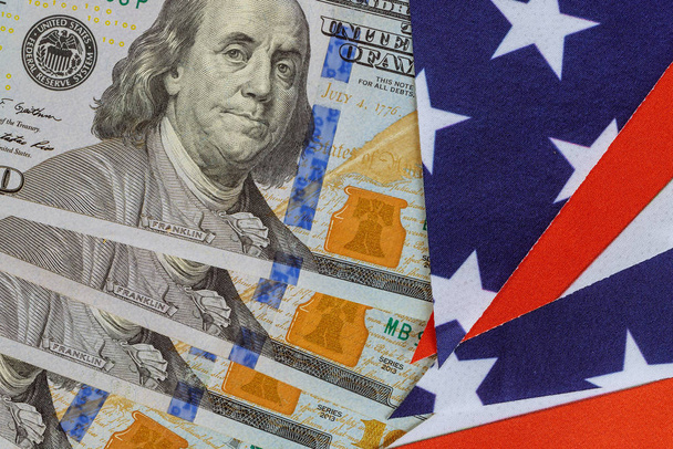 Banconote in dollari, contanti e bandiera degli Stati Uniti
 - Foto, immagini