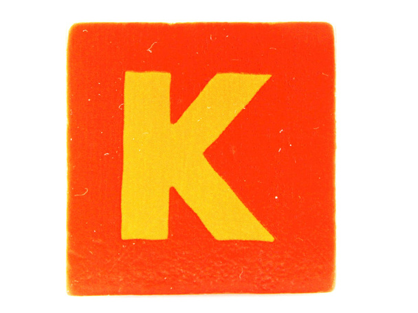 Ξύλινα παιδικά παιχνίδια αλφάβητο μπλοκ σε λευκό φόντο. - Φωτογραφία, εικόνα