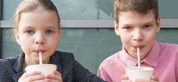 boy and girl drink milkshakes through a straw - Foto, immagini