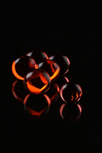 светящиеся красные шары на черном фоне с отражением - концепция
 - Фото, изображение