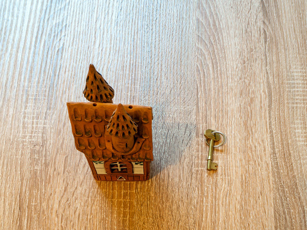Casa e chave
 - Foto, Imagem