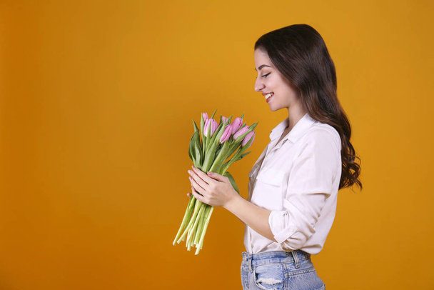 schöne Frau hält Strauß Frühlingsblumen für den internationalen Frauentag. - Foto, Bild