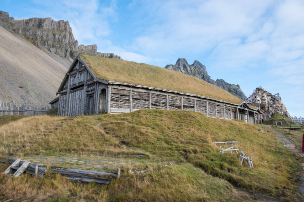Casa vikinga en el pueblo vikingo de Vestrahorn en Islandia
 - Foto, Imagen
