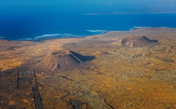 Scénický pohled na sopku Bayuyo, sopečnou horu na Fuerteventuře, krajinu se sopkou a lávovými kameny. Fuerteventura krajina, úžasný výhled. Letecký pohled na dron v říjnu 2019 - Fotografie, Obrázek