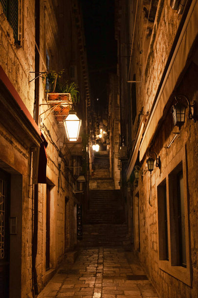 Calle medieval estrecha, Dubrovnik, Croacia
 - Foto, Imagen