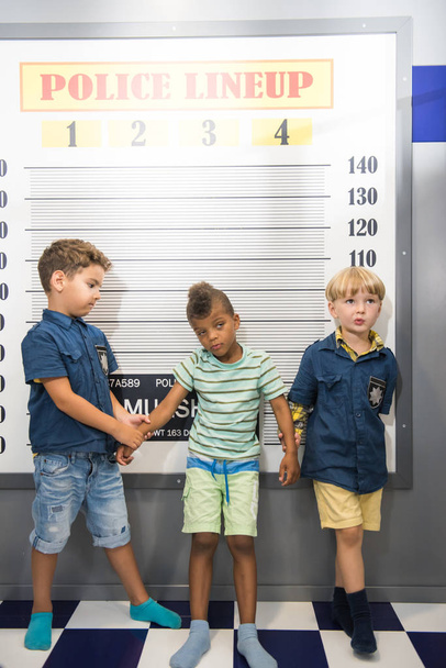 Little boys playing police in entertainment center. - Fotoğraf, Görsel