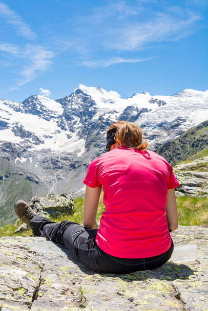 Resimli dağlarda meditasyon yapan çekici esmer kadının arkadan görünüşü. - Fotoğraf, Görsel