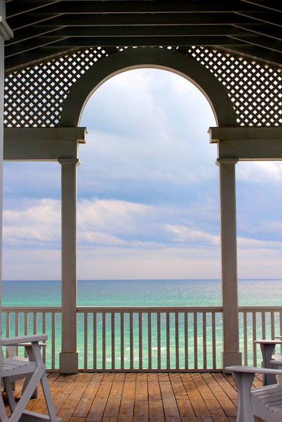Prázdné křeslo na balkóně s výhledem na pláž a oceán při západu slunce - Seaside / Florida - Fotografie, Obrázek