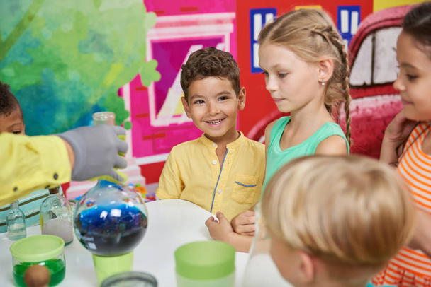 Chemieunterricht für Kinder auf Spielplatz Geburtstagsfeier. - Foto, Bild
