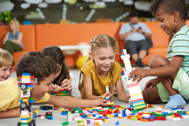 blocos de construção de crianças no jardim de infância
. - Foto, Imagem