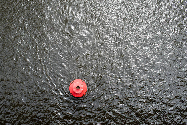 Boya roja en la superficie del agua - Foto, imagen