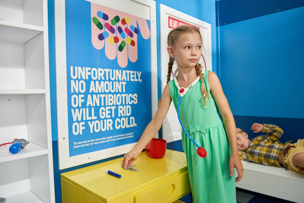Crianças brincando médico e paciente no consultório médico
. - Foto, Imagem