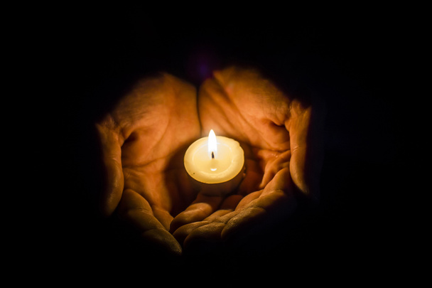 ręce trzymające świecę - Zdjęcie, obraz