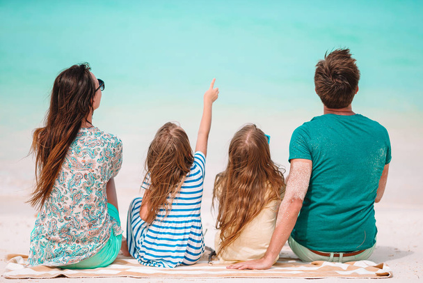 Νεαρή οικογένεια σε διακοπές έχουν πολλή διασκέδαση - Φωτογραφία, εικόνα