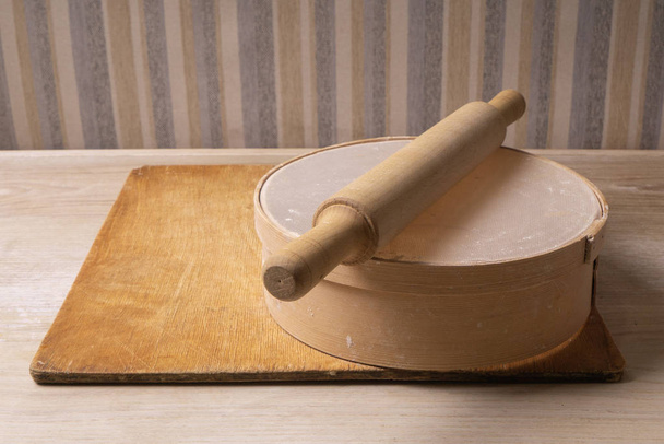 Tabla de cortar de madera contrachapada, tamiz de harina de madera y rodillo de madera
 - Foto, Imagen
