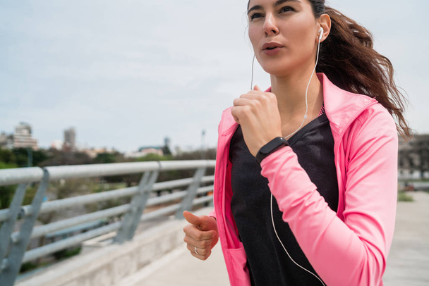 Portrait of fitness woman running. - Zdjęcie, obraz