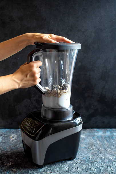 Making a healthy smoothie on a blender - Zdjęcie, obraz