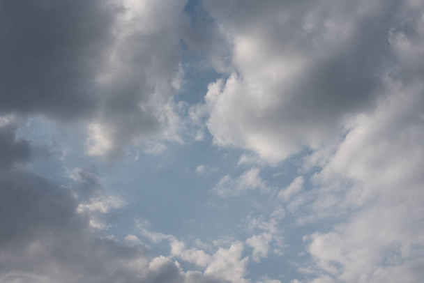 Witte wolken in blauwe zomer lucht achtergrond - Foto, afbeelding