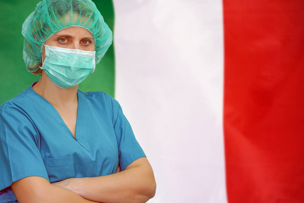 Vrouwelijke chirurg op de achtergrond van de Italiaanse vlag. Gezondheidszorg, chirurgie en medisch concept in Italië. - Foto, afbeelding