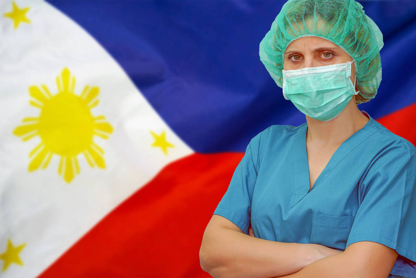 Chirurgin auf dem Hintergrund der philippinischen Flagge. Gesundheitsversorgung, Chirurgie und medizinisches Konzept auf den Philippinen. - Foto, Bild