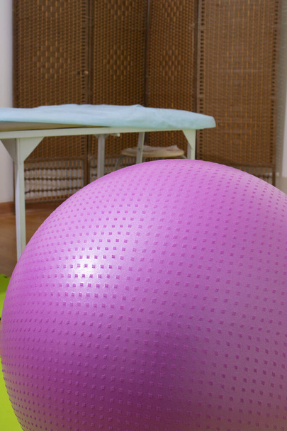 колючий резиновый мячик и роликовая планка для самомассажа, рефлексология в спа
 - Фото, изображение