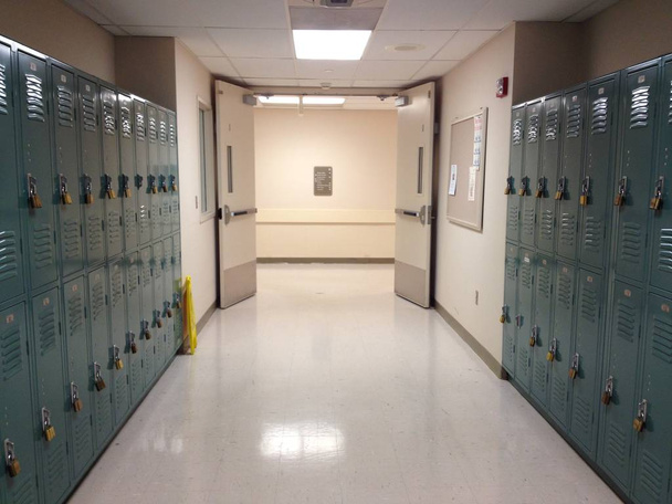 Раздевалка в средней школе
 - Фото, изображение