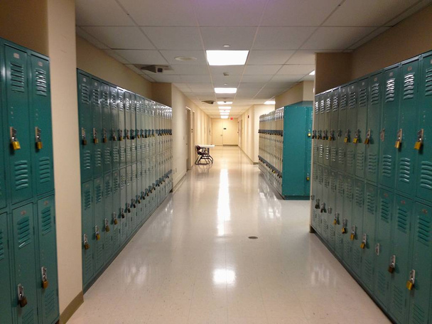 Lockerruimte op een middelbare school - Foto, afbeelding