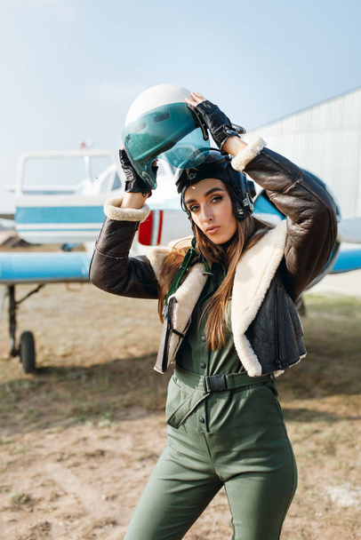 girl in the image of a pilot - Foto, imagen