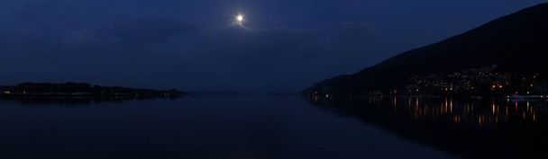 Lago Moonlit
 - Foto, Imagen