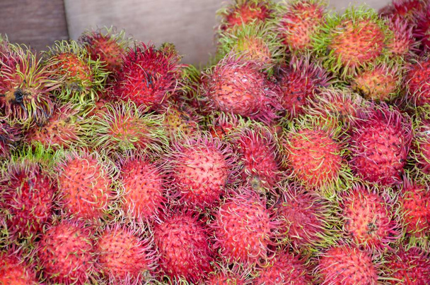 свіжі фрукти рабутан на ринку
 - Фото, зображення