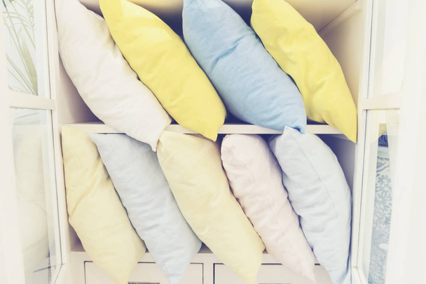 almohadas de colores con cómoda decoración cojín de tela natural con múltiples almohadas acogedoras vintage. Casa moderna sala de estar, concepto de diseño de interiores
. - Foto, Imagen