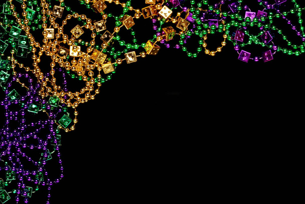 Lila, arany, és zöld Mardi Gras gyöngyök háttér - Fotó, kép