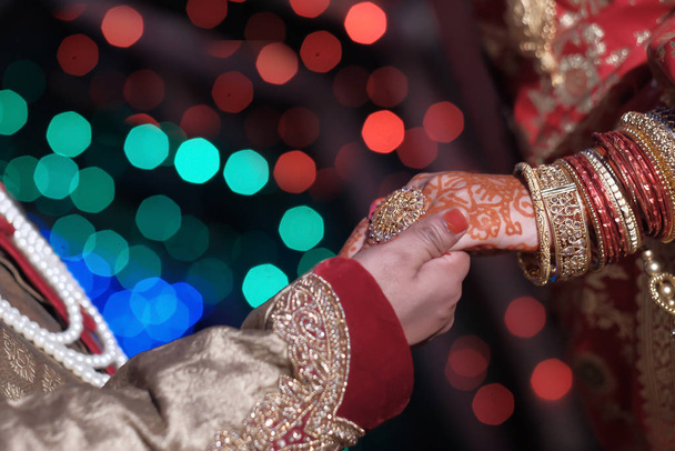 Κοντινό πλάνο της ινδικής νύφης και του γαμπρού την ημέρα του γάμου  - Φωτογραφία, εικόνα
