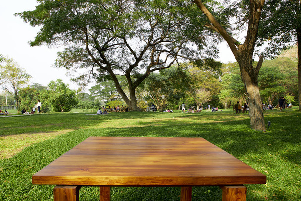 Piano tavolo vuoto in legno su sfondo sfocato
 - Foto, immagini