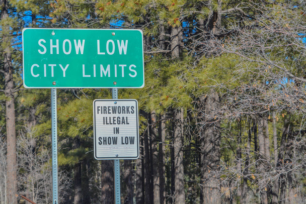 Toon Low City Limits teken en vuurwerk Illegaal in Toon Low Sign. Toon laag, Arizona Usa. - Foto, afbeelding