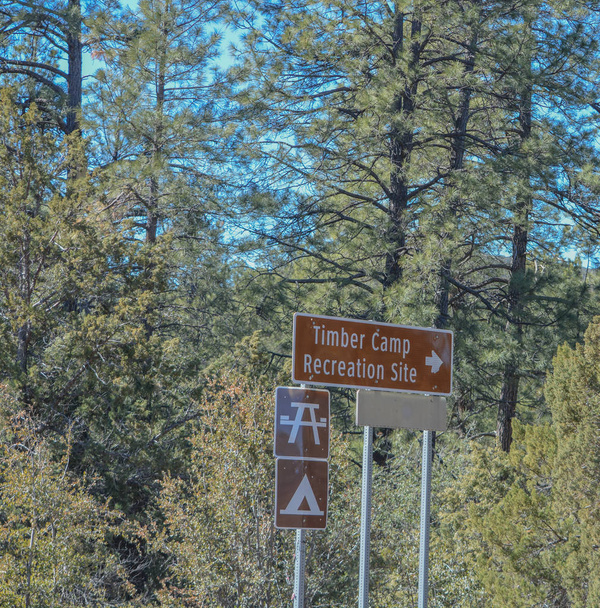 Puuleirin virkistysalueen kyltti. Telttailu ja piknikit sallittu. Globe, Tonto National Forest, Arizona Yhdysvallat
  - Valokuva, kuva