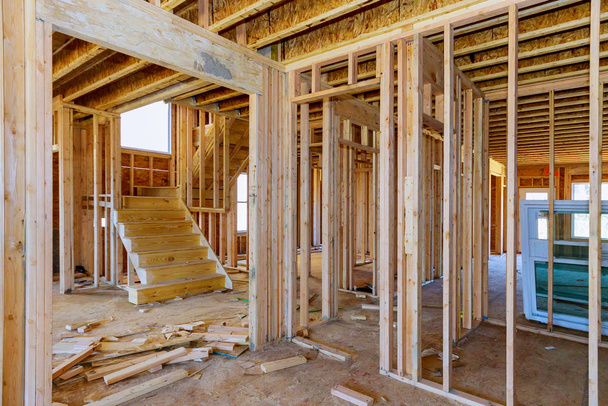 Μεγάλες ξύλινες δοκούς ξύλινο πλαίσιο εσωτερική άποψη ενός σπιτιού υπό κατασκευή - Φωτογραφία, εικόνα
