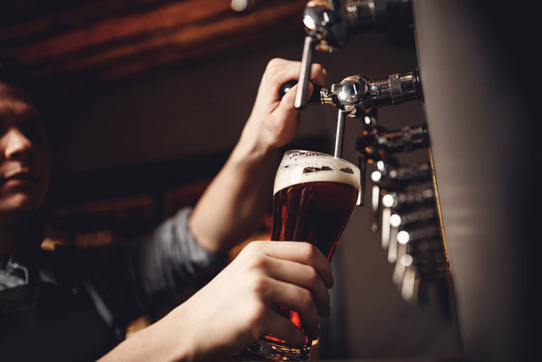Kevyt veneet kylmä olut kaada lasi nosturi pubissa
 - Valokuva, kuva