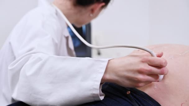 Doktor hamile kadını ultrasonla muayene ediyor.. - Video, Çekim