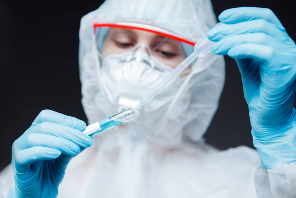 Медик коронавируса положительный с вакциной инъекции противоядия защитные респираторные очки держать эпидемию анализа крови. Китайский новый уханский вирус 2019-nCoV
 - Фото, изображение