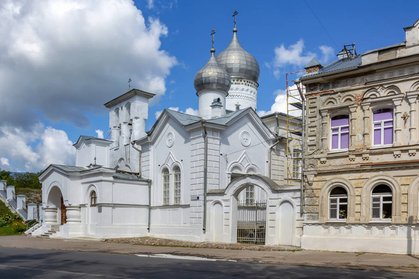 Псков, стара православна церква Вараама Хутинського на Званіце. - Фото, зображення
