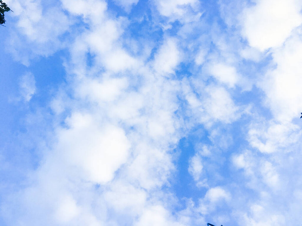 Nubes y cielo azul con espacio de copia de fondo
 - Foto, Imagen