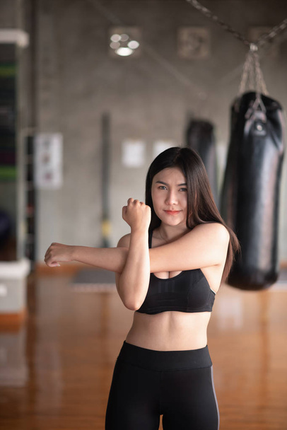 sportovní ženy protahování před cvičením v tělocvičně - Fotografie, Obrázek