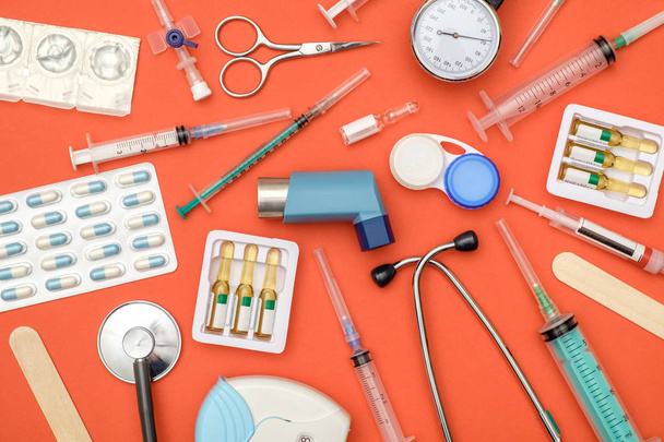 Flat lay of medical tools on colored background - Fotoğraf, Görsel