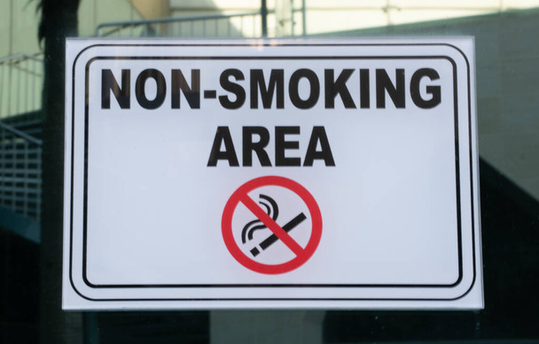 achtergrond afbeelding van een niet-rokers gebied teken op een buitenruimte - Foto, afbeelding