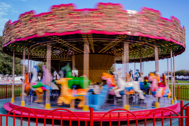 Randonnée Carrousel pour enfants dans le parc au coucher du soleil
. - Photo, image