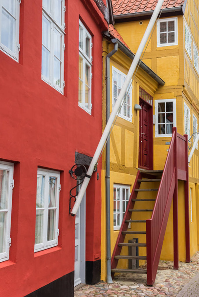 Escadas de madeira em uma casa meia de madeira em Haderslev
 - Foto, Imagem