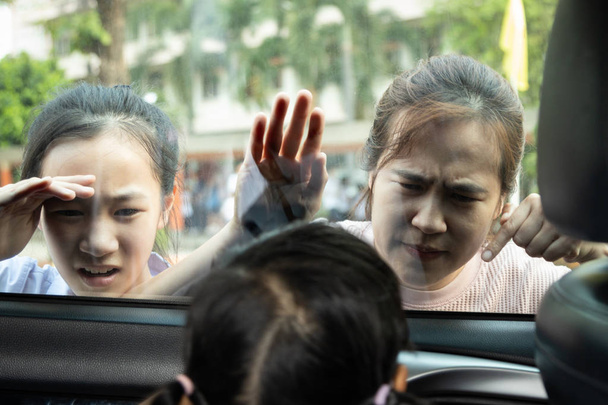 Asijská matka zapomněla svou dceru v autě, uvězněná v autě, nebezpečí udušení v autě pro holčičku, stav neschopnosti dýchat, způsobující smrt, nedbalost, potřebuje naléhavou pomoc  - Fotografie, Obrázek