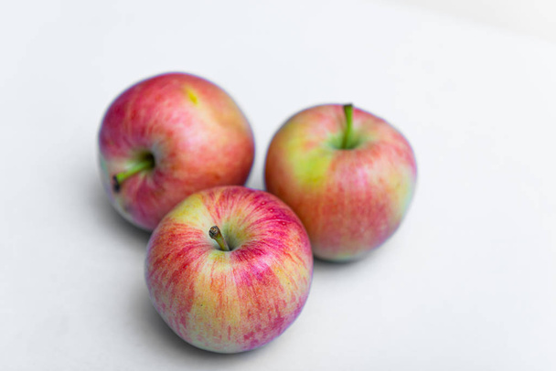 Čerstvé rustikální jablko na bílém pozadí - Fotografie, Obrázek