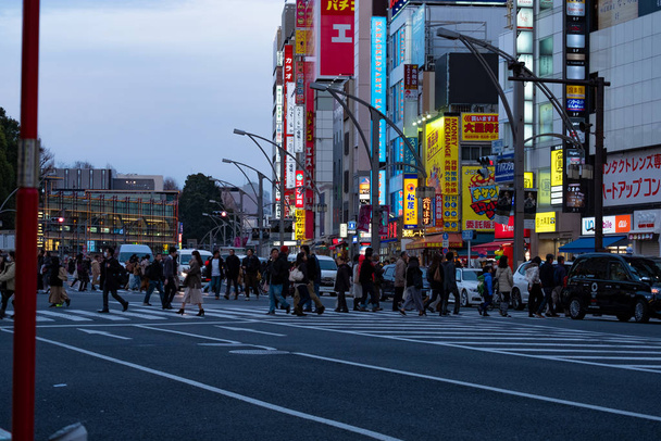 Токио, Япония - 19 января 2020 г.: Улицы района Уэно вечером в час пик
. - Фото, изображение